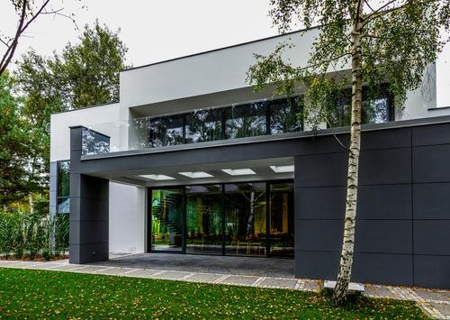 PVC czy aluminium? Przewodnik po profilach okiennych i tarasowych